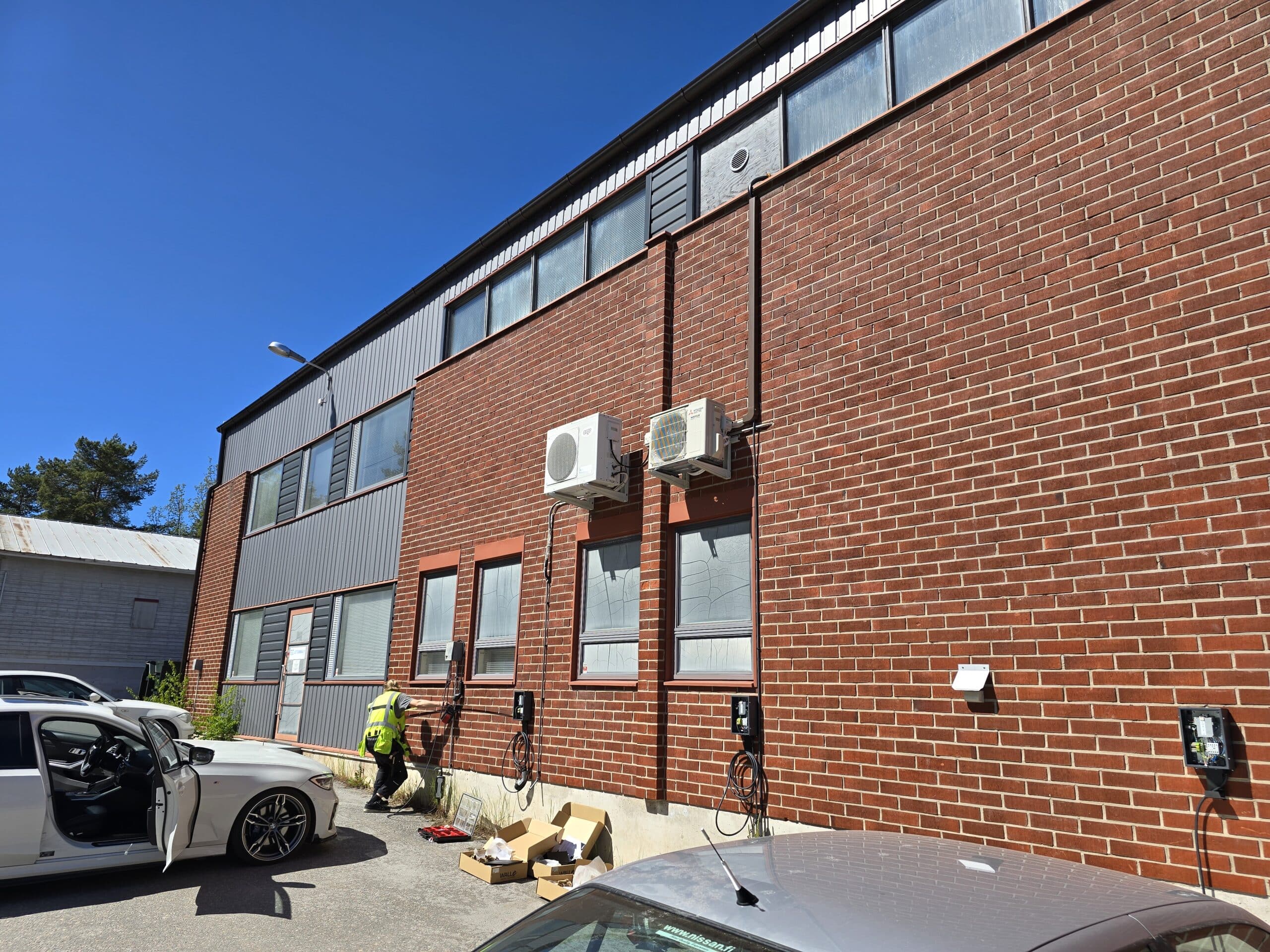 Walle-latauslaitteiden asennus JL Levytekniikan pihalle.