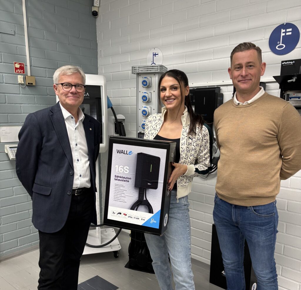 Aitajuoksija Nooralotta Neziri ja musta sähköauton laturi TuplaWalle omakotiltalon pihalla